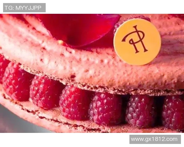 足球明星粉色训练服图案展现个性与时尚的完美结合